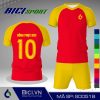 Áo thể thao màu đỏ phối vàng cúc mới