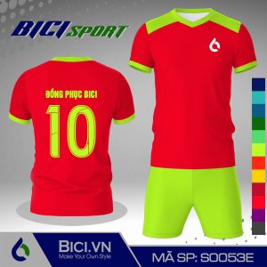 Mẫu áo đá banh màu đỏ kết hợp xanh chuối rực rỡ