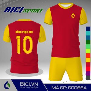 Áo đá banh màu đỏ đô phối vàng cúc đẹp