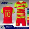 Mẫu áo đá banh hoa văn đỏ phối màu ngầu